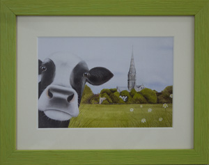 Selfie Moo in Salisbury with the cathedral in the background